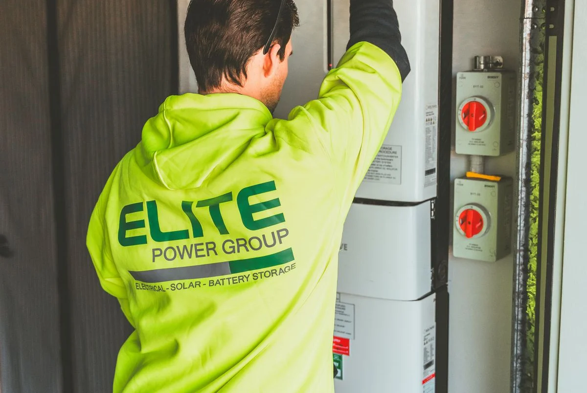 Battery storage installation in a mobile electrical system